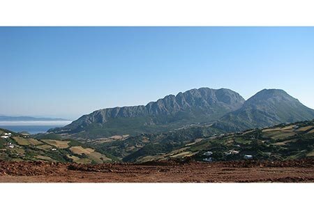 Vedere panoramică a Muntelui Musa. Țărmul marocan al strâmtorii Gibraltar.