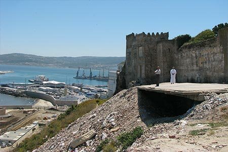 Imagini cu portul Tanger, situat la intrarea în strâmtoarea Gibraltar. Vedere a portului dinspre cetatea Tangerului.