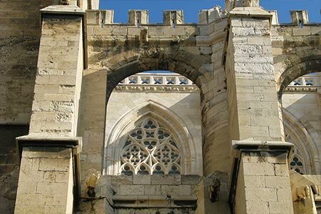 Decovrir la ville de Narbonne (France). Photographies de voyage d'architecture religieuse médiévale.