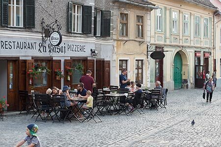 Fotografías de los restaurantes más populares en Sibiu. Terrazas en el Centro Histórico.