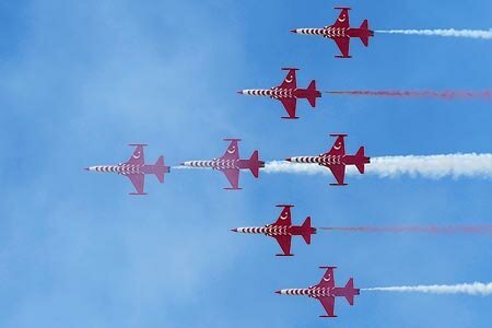Photo gallery - Airshow in the sky of the Romanian Capital. The Turkish Stars squadron, proudly representing Turkey's Air Force.