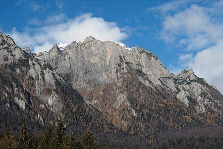 Fotografii ale versantului masivului Bucegi. Muntele Costila vazut din Busteni.