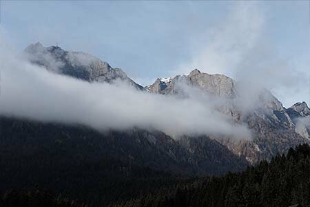 Fotografii turistice ale versantilor Muntilor Bucegi. Foto a versantului prahovean al Muntilor Bucegi, foarte abrupt si stancos.