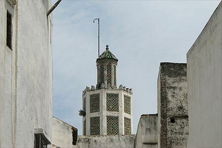 Imagini cu clădiri istorice din centrul vechi din Tetouan. Moscheea lui Sidi Ben Raisún, construita în stil andaluz.