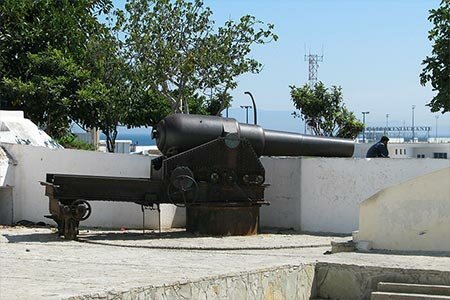 Fotografii din centrul istoric din Tanger. Un mare tun de coasta indreptat spre portul din Tanger.