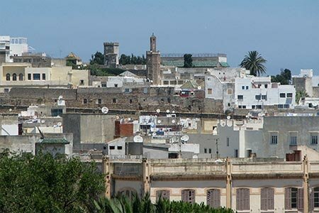 Fotografie a fortificațiilor din orașul vechi din Tanger. Vedere a centrului istoric al acestui frumos oraș marocan.